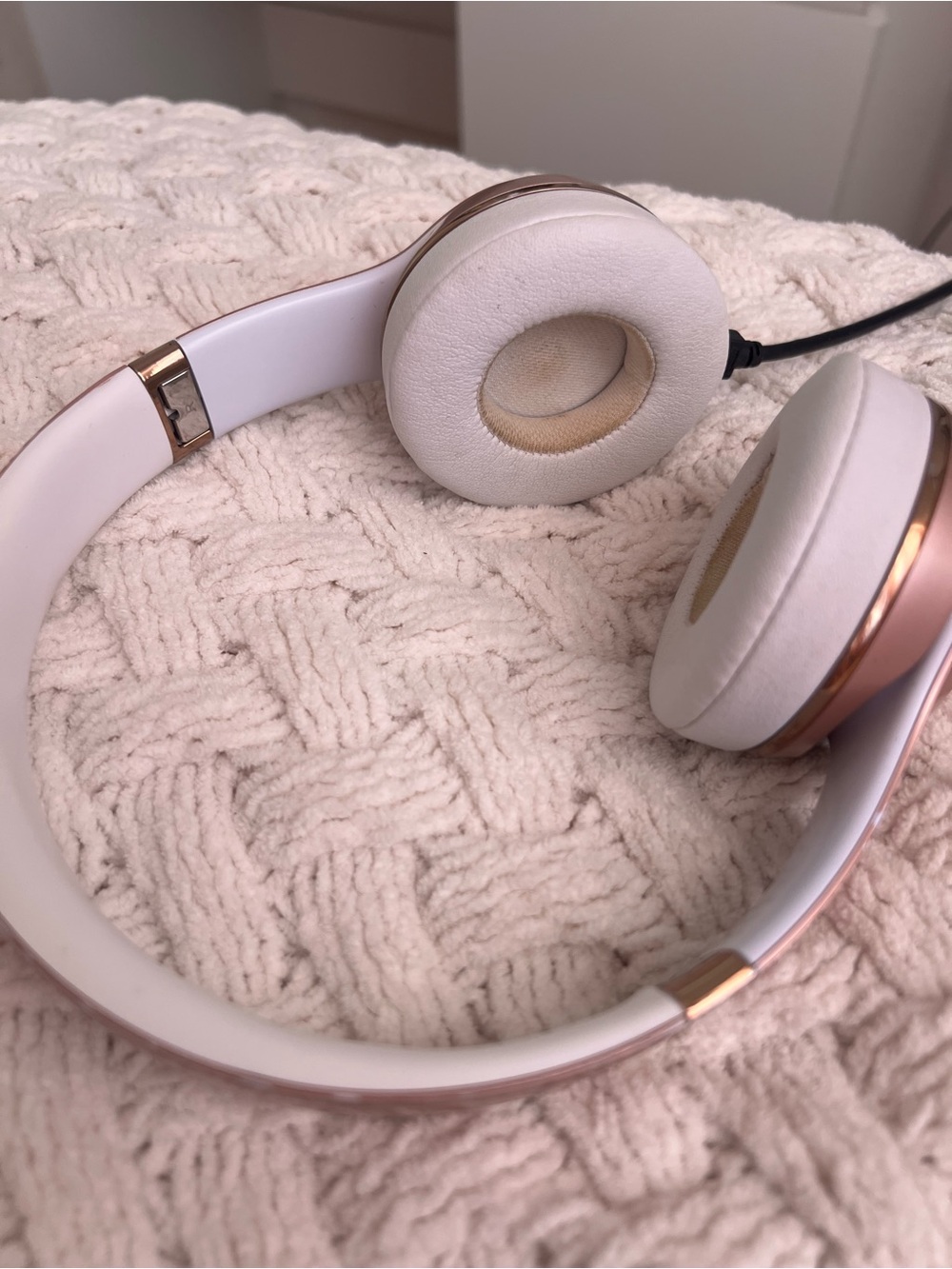 White and Rose Gold Over beats solo 3